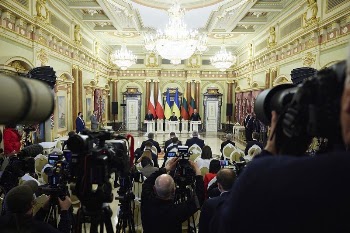 President of Ukraine meets with the Presidents | Free Photo - rawpixel