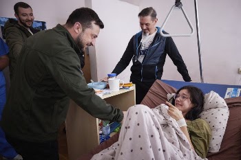 President paid a visit to the hospital | Free Photo - rawpixel