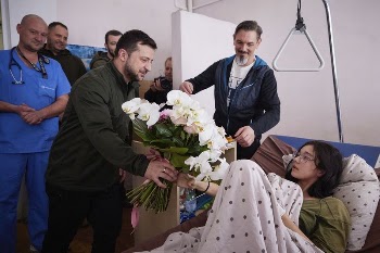 President paid a visit to the hospital | Free Photo - rawpixel