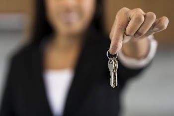 Property agent handing over keys | Free Photo - rawpixel