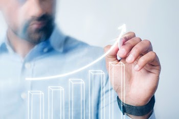 Psd man giving a business presentation using a futuristic digital pen