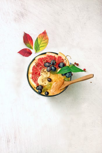 Pumpkin pie oatmeal with fresh fruit 