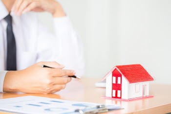 Real estate agent to present the property (house) Free Photo