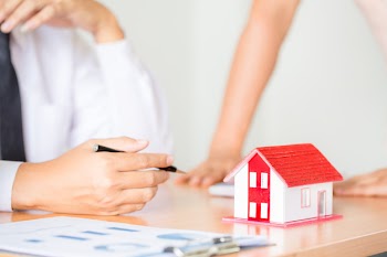Real estate agent to present the property (house) Free Photo