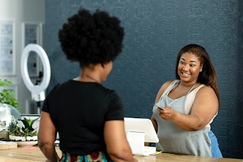 Receptionist taking payment for the customers | Free stock photo | High Resolution image