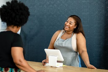 Receptionist welcoming the customers  | Free stock photo | High Resolution image