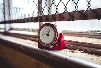 Red and White Metal Gauge With Arrows Pointing to 48 and 4