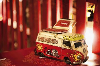 Red and White Volkswagen T2 Die-cast Scale Model Screenshot