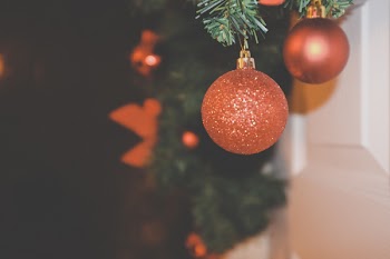          Red Christmas Bauble Free Photo     