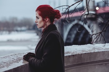 Redhead woman posing in th city 2