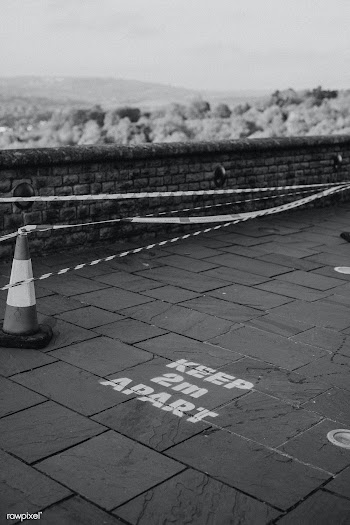 Reminder of keeping 2m apart printed on the sidewalk in UK for physica.. | Free  photo - 2332470