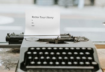 Retro typewriter with a piece | Free PSD Mockup - rawpixel
