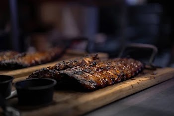 Rib, rib restaurant, the process of preparing pork ribs on an open fire