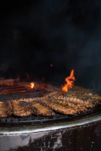 Rib, rib restaurant, the process of preparing pork ribs on an open fire