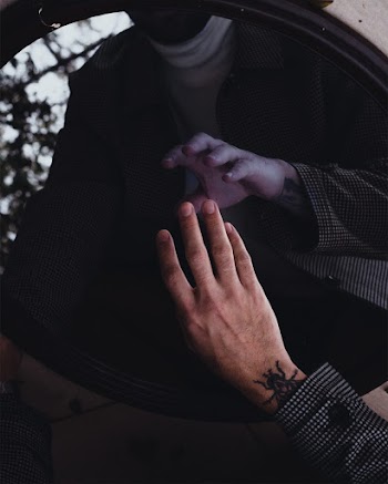 Right Human Hand Close-up Photography