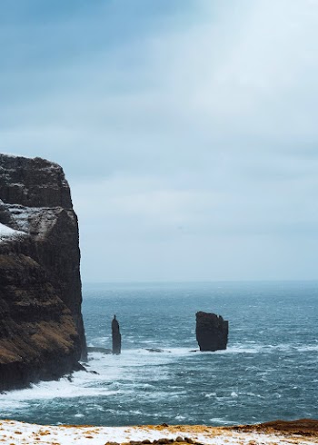 Risin og Kellingin, seas stacks off the coast of Faroe Islands | Free  photo - 2329664