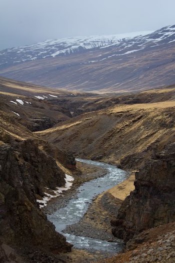 river between mountains