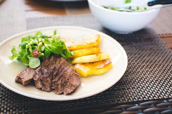 Roastbeef with grilled pineapple and greens 