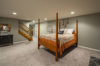 Room With Wooden 4-pillar Bed