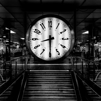 Round Analog Clock at 8:30