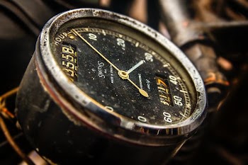 round black analog speedometer closeup photography