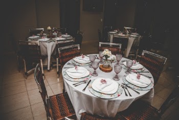 Round Dining Table With Plates