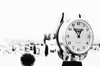 Round Donghines Watch Displaying at 1:49