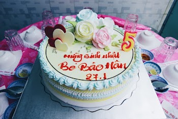 Round Multicolored Floral Icing Cake