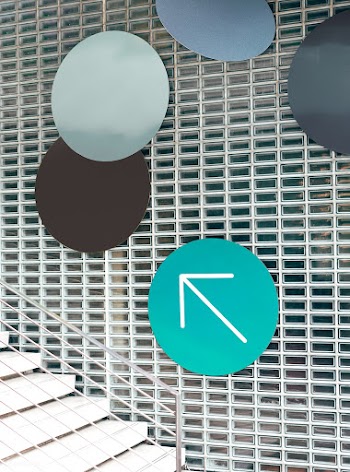 Round sign mockups in a shop | Free stock psd mockup - 533990