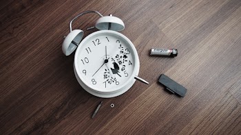 Round White Analog Clock
