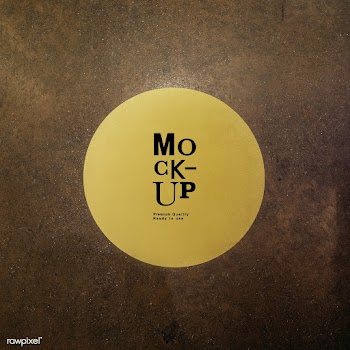 Round yellow sign mockup on a brown background | Free  psd mockup - 2313514