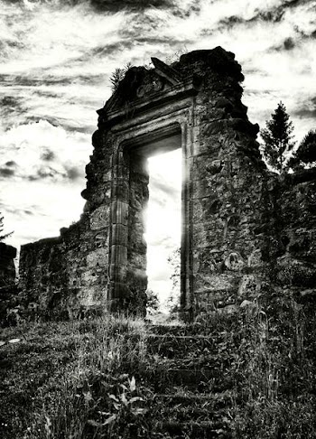 ruined_doorway.jpg