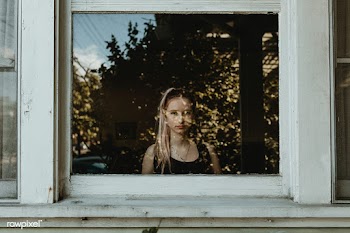 Sad girl staring out the window during a lockdown.  | Free  photo - 2327702