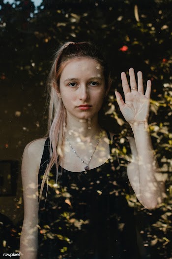 Sad girl staring out the window during a lockdown.  | Free  photo - 2328549