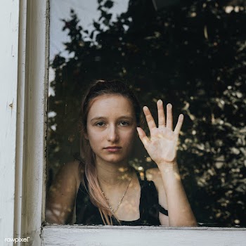 Sad girl staring out the window during a lockdown.  | Free  photo - 2330323