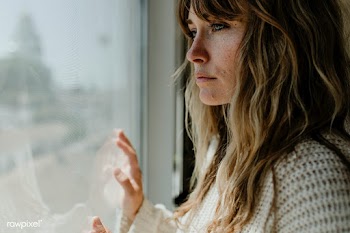 Sad woman staring out the window during a lockdown | Free  photo - 2327675