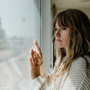 Sad woman staring out the window during a lockdown | Free  photo - 2328637