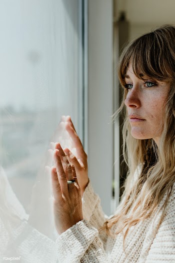 Sad woman staring out the window during a lockdown | Free  photo - 2328642