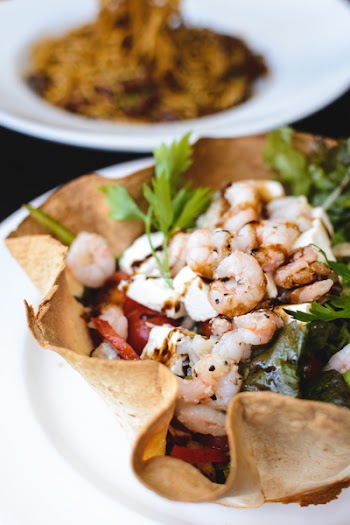 Salad with shrimps and feta cheese 