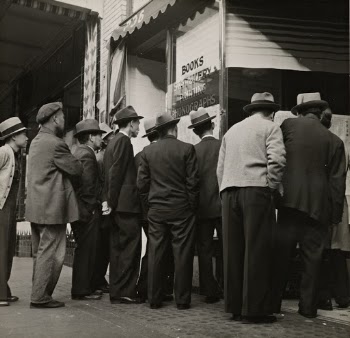 San Francisco, California. In front of the local paper at Chinatown. Chinese reading news of the surrender of Canton to the Japanese. Most of San Francisco's Chinese are Cantonese.
1938. Photographer Dorothea Lange