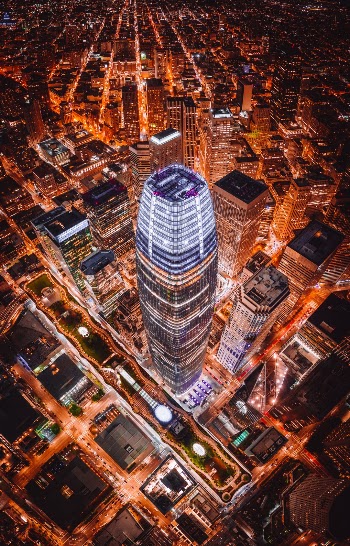 San Francisco's tallest skyscraper at night.