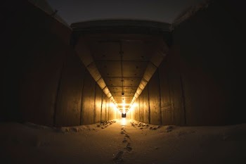 sand on hallway with yellow light
