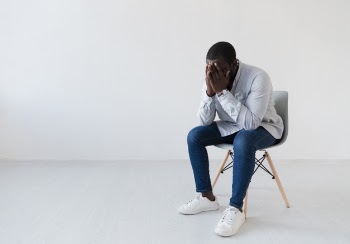 Sat afro american man sitting in a chair Free Photo