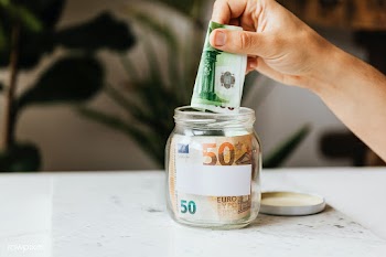 Saving money in a jar during the COVID-19 pandemic | Free  photo - 2348380