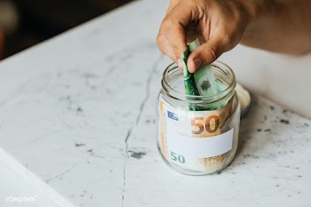 Saving money in a jar during the COVID-19 pandemic | Free  photo - 2348423