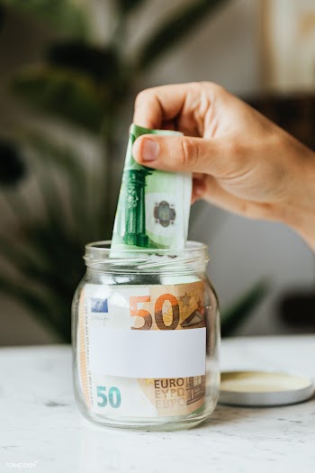 Saving money in a jar during the COVID-19 pandemic | Free  photo - 2348448