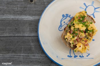 Scrambled eggs on bread | Free public domain photo - 432869