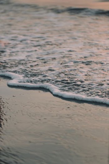 sea foams during dawn