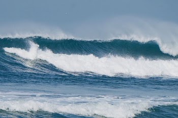 sea waves during daytime