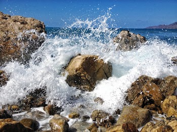 Seascape Photo of Waves Hitting the Rocks